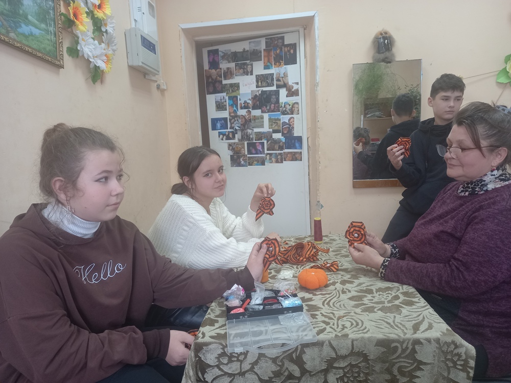 Мастер-класс по изготовлению броши «Георгиевская лента»  прошел в клубе д.Михалево.
