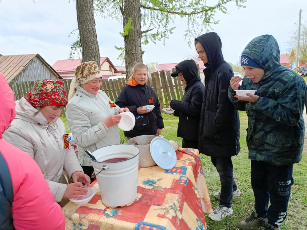 Торжественный  митинг, посвященный  празднику «День Победы» прошел в д. Семейкино.