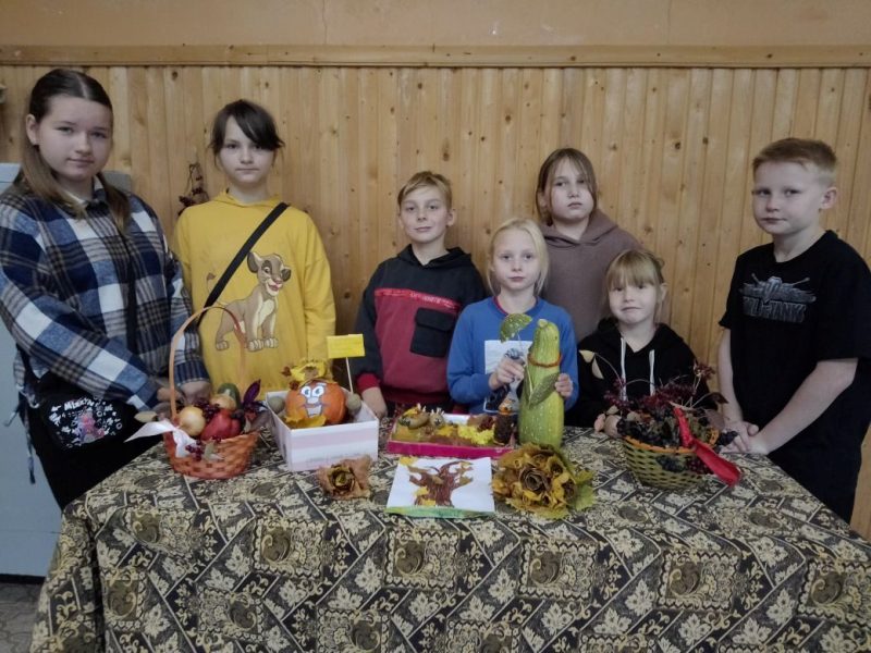 Познавательно-игровая программа «Праздник Осени» прошла в клубе д. Семейкино..