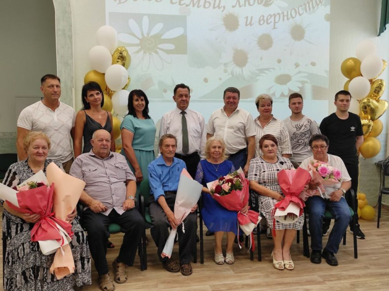 Поздравление и вручение медали семье Горевых из д. Филино. Поздравление и вручение медали семье Горевых из д. Филино.