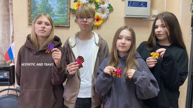«Брошь из Георгиевской ленты». «Брошь из Георгиевской ленты».